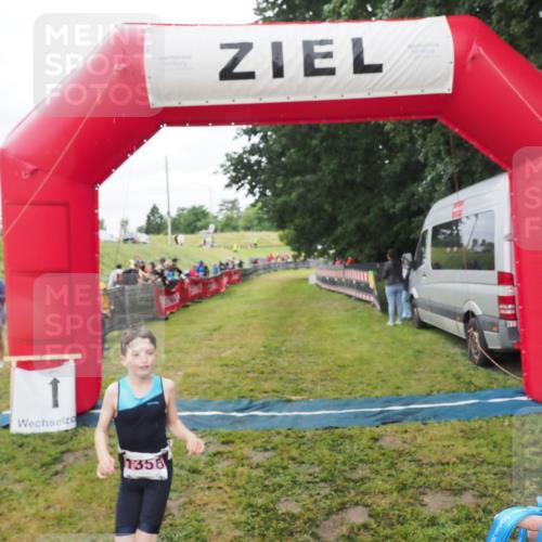 21.06.2025 - 27. Vierlanden-Triathlon MichiJ http://msf.ph/oto/8051444 15.06.2026 15:25:50 Ziel 1356 meine-sportfotos.de