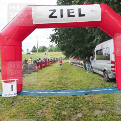 21.06.2025 - 27. Vierlanden-Triathlon MichiJ http://msf.ph/oto/8051448 15.06.2026 15:26:17 Ziel 1344 meine-sportfotos.de