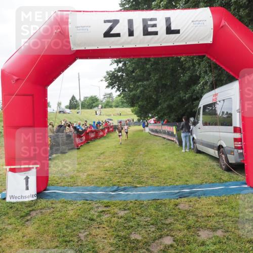 21.06.2025 - 27. Vierlanden-Triathlon MichiJ http://msf.ph/oto/8051468 15.06.2026 15:26:34 Ziel 1335, 1364 meine-sportfotos.de
