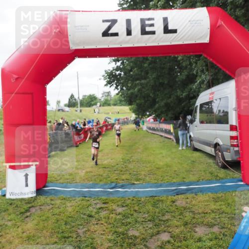 21.06.2025 - 27. Vierlanden-Triathlon MichiJ http://msf.ph/oto/8051477 15.06.2026 15:26:36 Ziel 1335, 1364 meine-sportfotos.de