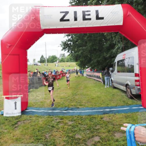 21.06.2025 - 27. Vierlanden-Triathlon MichiJ http://msf.ph/oto/8051480 15.06.2026 15:26:36 Ziel 1335, 1364 meine-sportfotos.de