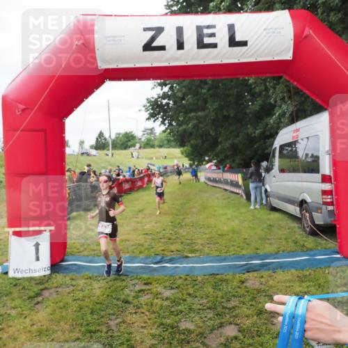21.06.2025 - 27. Vierlanden-Triathlon MichiJ http://msf.ph/oto/8051482 15.06.2026 15:26:36 Ziel 1335, 1364 meine-sportfotos.de