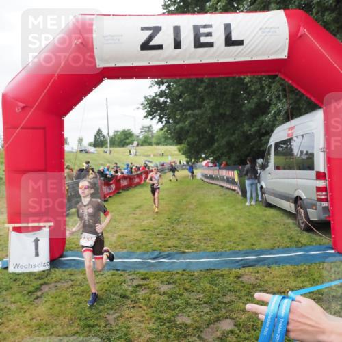 21.06.2025 - 27. Vierlanden-Triathlon MichiJ http://msf.ph/oto/8051483 15.06.2026 15:26:36 Ziel 1335, 1364 meine-sportfotos.de