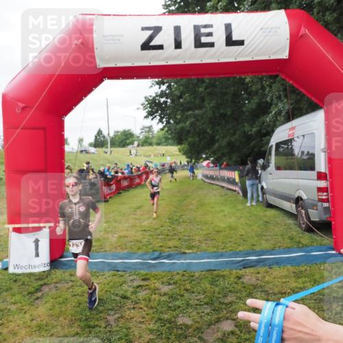 21.06.2025 - 27. Vierlanden-Triathlon MichiJ http://msf.ph/oto/8051484 15.06.2026 15:26:37 Ziel 1335, 1364 meine-sportfotos.de