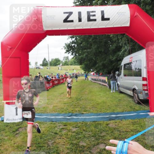 21.06.2025 - 27. Vierlanden-Triathlon MichiJ http://msf.ph/oto/8051485 15.06.2026 15:26:37 Ziel 1335, 1364 meine-sportfotos.de