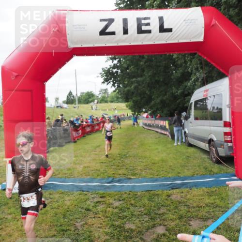 21.06.2025 - 27. Vierlanden-Triathlon MichiJ http://msf.ph/oto/8051486 15.06.2026 15:26:37 Ziel 1335, 1364 meine-sportfotos.de