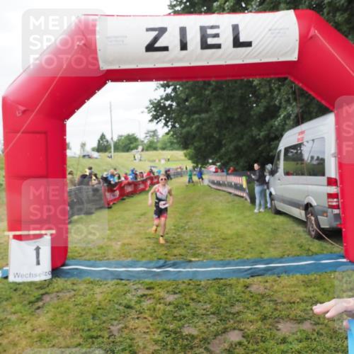 21.06.2025 - 27. Vierlanden-Triathlon MichiJ http://msf.ph/oto/8051488 15.06.2026 15:26:37 Ziel 1335, 1364 meine-sportfotos.de