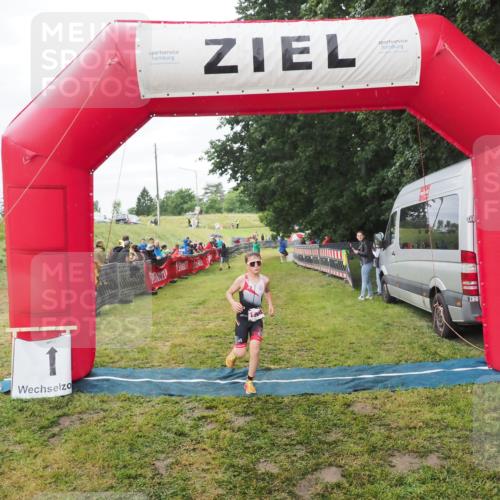 21.06.2025 - 27. Vierlanden-Triathlon MichiJ http://msf.ph/oto/8051492 15.06.2026 15:26:38 Ziel 1335, 1364 meine-sportfotos.de