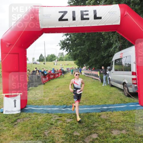 21.06.2025 - 27. Vierlanden-Triathlon MichiJ http://msf.ph/oto/8051494 15.06.2026 15:26:38 Ziel 1335, 1364 meine-sportfotos.de