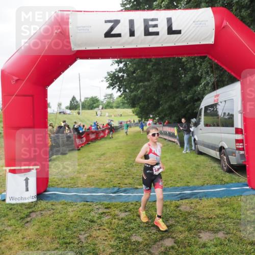 21.06.2025 - 27. Vierlanden-Triathlon MichiJ http://msf.ph/oto/8051495 15.06.2026 15:26:38 Ziel 1335, 1364 meine-sportfotos.de