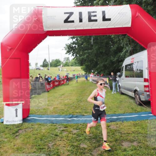 21.06.2025 - 27. Vierlanden-Triathlon MichiJ http://msf.ph/oto/8051496 15.06.2026 15:26:39 Ziel 1335, 1364 meine-sportfotos.de