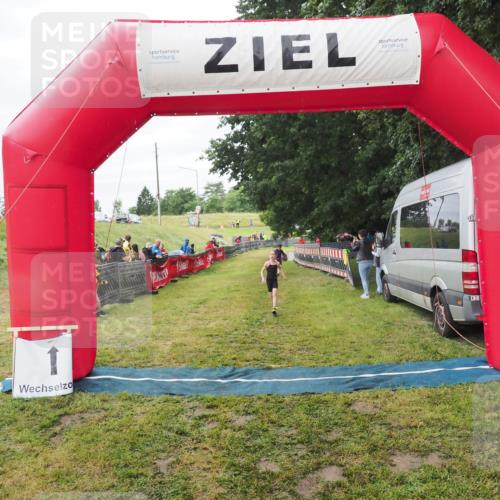 21.06.2025 - 27. Vierlanden-Triathlon MichiJ http://msf.ph/oto/8051501 15.06.2026 15:26:59 Ziel 1341, 1368 meine-sportfotos.de