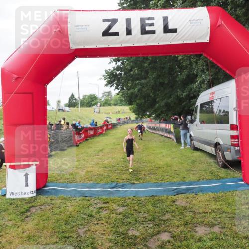 21.06.2025 - 27. Vierlanden-Triathlon MichiJ http://msf.ph/oto/8051504 15.06.2026 15:27:00 Ziel 1341, 1368 meine-sportfotos.de