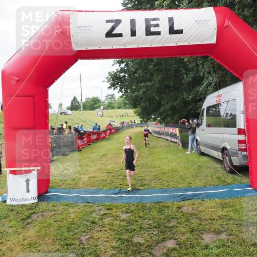 21.06.2025 - 27. Vierlanden-Triathlon MichiJ http://msf.ph/oto/8051506 15.06.2026 15:27:00 Ziel 1341, 1368 meine-sportfotos.de
