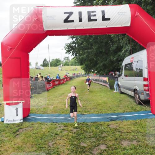 21.06.2025 - 27. Vierlanden-Triathlon MichiJ http://msf.ph/oto/8051508 15.06.2026 15:27:01 Ziel 1341, 1368 meine-sportfotos.de