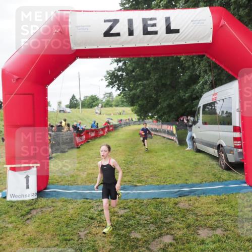 21.06.2025 - 27. Vierlanden-Triathlon MichiJ http://msf.ph/oto/8051510 15.06.2026 15:27:01 Ziel 1341, 1368 meine-sportfotos.de