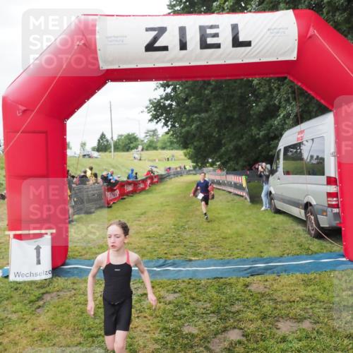 21.06.2025 - 27. Vierlanden-Triathlon MichiJ http://msf.ph/oto/8051512 15.06.2026 15:27:01 Ziel 1341, 1368 meine-sportfotos.de