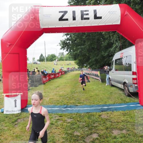 21.06.2025 - 27. Vierlanden-Triathlon MichiJ http://msf.ph/oto/8051513 15.06.2026 15:27:01 Ziel 1341, 1368 meine-sportfotos.de