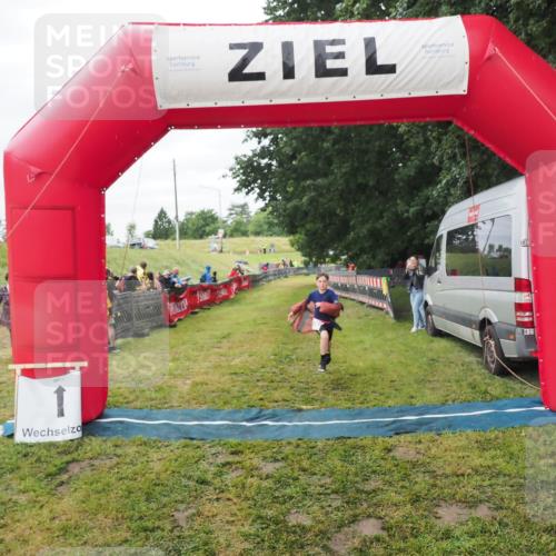 21.06.2025 - 27. Vierlanden-Triathlon MichiJ http://msf.ph/oto/8051515 15.06.2026 15:27:02 Ziel 1341, 1368 meine-sportfotos.de