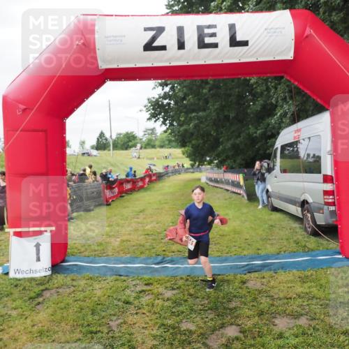 21.06.2025 - 27. Vierlanden-Triathlon MichiJ http://msf.ph/oto/8051518 15.06.2026 15:27:02 Ziel 1341, 1368 meine-sportfotos.de