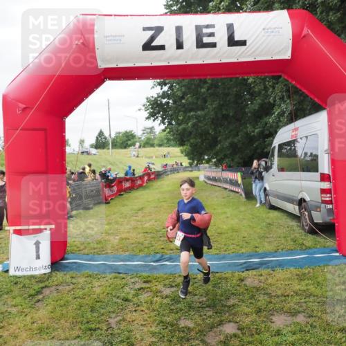 21.06.2025 - 27. Vierlanden-Triathlon MichiJ http://msf.ph/oto/8051519 15.06.2026 15:27:03 Ziel 1341, 1368 meine-sportfotos.de