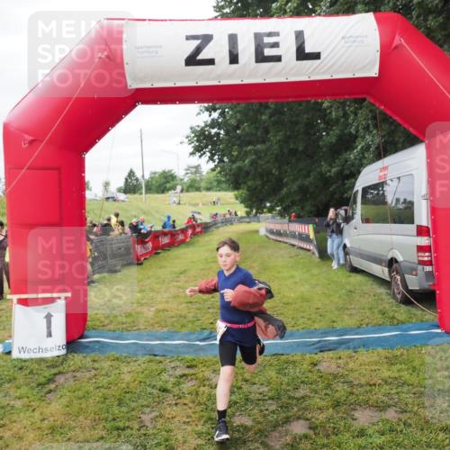 21.06.2025 - 27. Vierlanden-Triathlon MichiJ http://msf.ph/oto/8051520 15.06.2026 15:27:03 Ziel 1341, 1368 meine-sportfotos.de