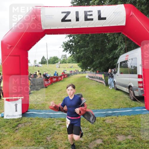 21.06.2025 - 27. Vierlanden-Triathlon MichiJ http://msf.ph/oto/8051521 15.06.2026 15:27:03 Ziel 1341, 1368 meine-sportfotos.de