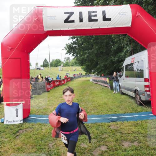 21.06.2025 - 27. Vierlanden-Triathlon MichiJ http://msf.ph/oto/8051522 15.06.2026 15:27:03 Ziel 1341, 1368 meine-sportfotos.de