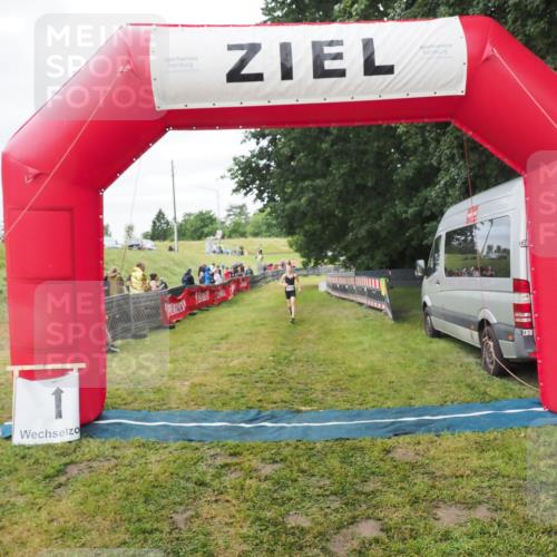 21.06.2025 - 27. Vierlanden-Triathlon MichiJ http://msf.ph/oto/8051524 15.06.2026 15:28:27 Ziel 1322 meine-sportfotos.de
