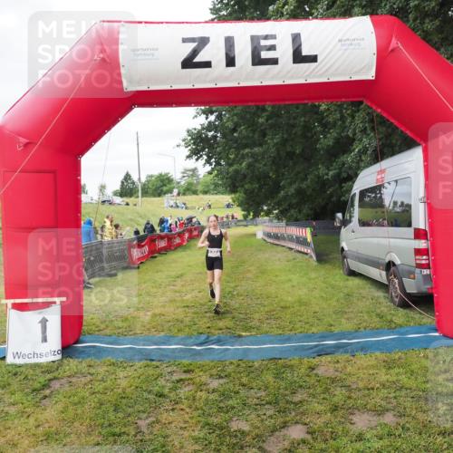 21.06.2025 - 27. Vierlanden-Triathlon MichiJ http://msf.ph/oto/8051530 15.06.2026 15:28:29 Ziel 1322 meine-sportfotos.de