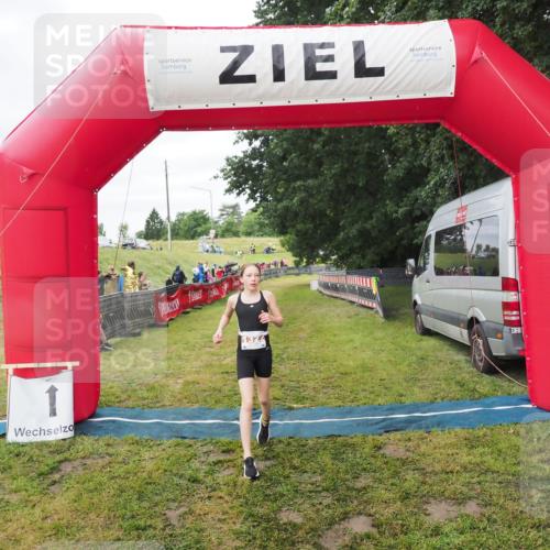 21.06.2025 - 27. Vierlanden-Triathlon MichiJ http://msf.ph/oto/8051535 15.06.2026 15:28:30 Ziel 1322 meine-sportfotos.de