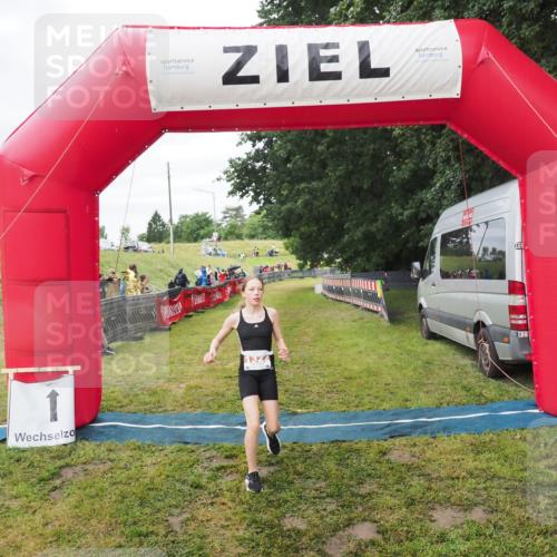 21.06.2025 - 27. Vierlanden-Triathlon MichiJ http://msf.ph/oto/8051536 15.06.2026 15:28:30 Ziel 1322 meine-sportfotos.de