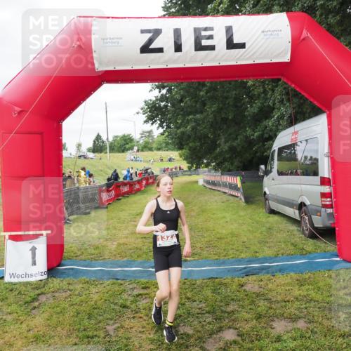 21.06.2025 - 27. Vierlanden-Triathlon MichiJ http://msf.ph/oto/8051538 15.06.2026 15:28:30 Ziel 1322 meine-sportfotos.de
