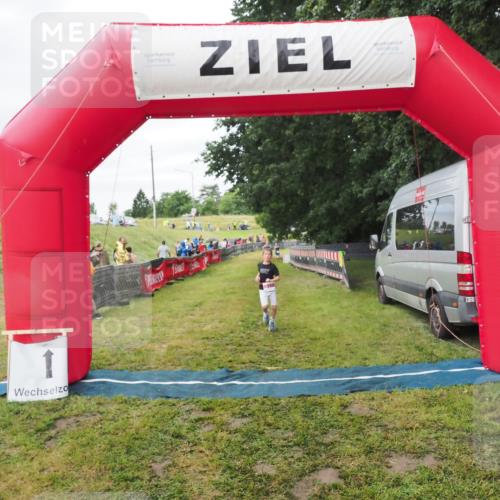 21.06.2025 - 27. Vierlanden-Triathlon MichiJ http://msf.ph/oto/8051546 15.06.2026 15:28:50 Ziel 1358 meine-sportfotos.de