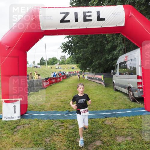 21.06.2025 - 27. Vierlanden-Triathlon MichiJ http://msf.ph/oto/8051554 15.06.2026 15:28:51 Ziel 1326, 1358 meine-sportfotos.de