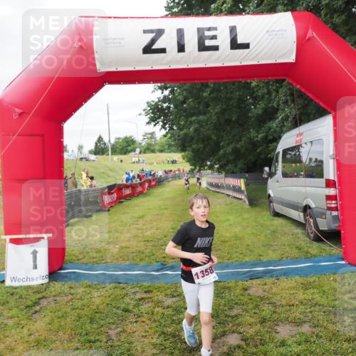 21.06.2025 - 27. Vierlanden-Triathlon MichiJ http://msf.ph/oto/8051556 15.06.2026 15:28:52 Ziel 1321, 1326, 1358 meine-sportfotos.de