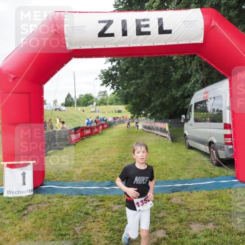 21.06.2025 - 27. Vierlanden-Triathlon MichiJ http://msf.ph/oto/8051557 15.06.2026 15:28:52 Ziel 1321, 1326, 1358 meine-sportfotos.de
