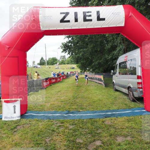 21.06.2025 - 27. Vierlanden-Triathlon MichiJ http://msf.ph/oto/8051559 15.06.2026 15:28:54 Ziel 1321, 1326, 1358 meine-sportfotos.de