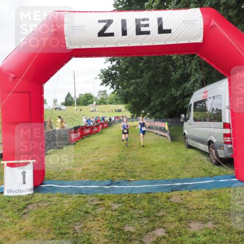 21.06.2025 - 27. Vierlanden-Triathlon MichiJ http://msf.ph/oto/8051563 15.06.2026 15:28:54 Ziel 1321, 1326, 1358 meine-sportfotos.de