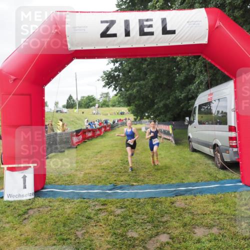 21.06.2025 - 27. Vierlanden-Triathlon MichiJ http://msf.ph/oto/8051568 15.06.2026 15:28:55 Ziel 1321, 1326, 1358 meine-sportfotos.de