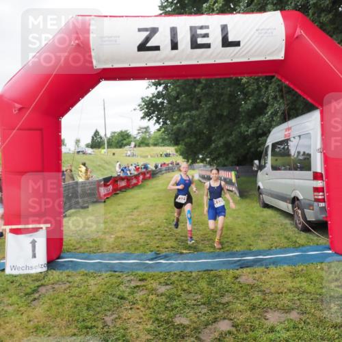 21.06.2025 - 27. Vierlanden-Triathlon MichiJ http://msf.ph/oto/8051569 15.06.2026 15:28:56 Ziel 1321, 1326, 1358 meine-sportfotos.de