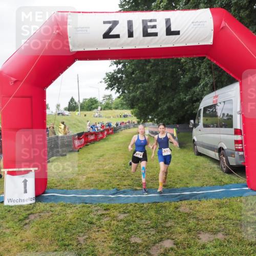 21.06.2025 - 27. Vierlanden-Triathlon MichiJ http://msf.ph/oto/8051570 15.06.2026 15:28:56 Ziel 1321, 1326, 1358 meine-sportfotos.de