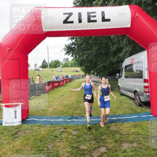 21.06.2025 - 27. Vierlanden-Triathlon MichiJ http://msf.ph/oto/8051571 15.06.2026 15:28:56 Ziel 1321, 1326, 1358 meine-sportfotos.de