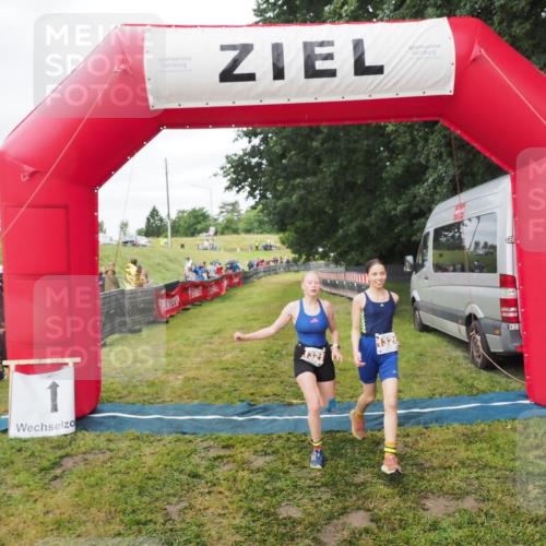 21.06.2025 - 27. Vierlanden-Triathlon MichiJ http://msf.ph/oto/8051572 15.06.2026 15:28:56 Ziel 1321, 1326, 1358 meine-sportfotos.de