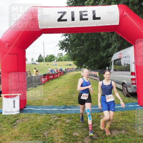 21.06.2025 - 27. Vierlanden-Triathlon MichiJ http://msf.ph/oto/8051574 15.06.2026 15:28:56 Ziel 1321, 1326, 1358 meine-sportfotos.de