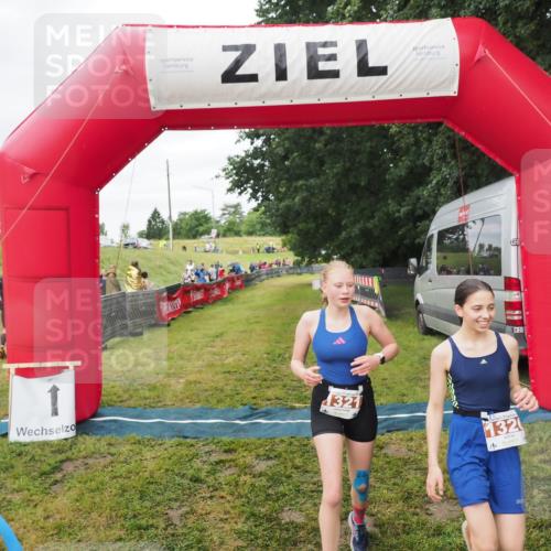 21.06.2025 - 27. Vierlanden-Triathlon MichiJ http://msf.ph/oto/8051575 15.06.2026 15:28:57 Ziel 1321, 1326, 1358 meine-sportfotos.de