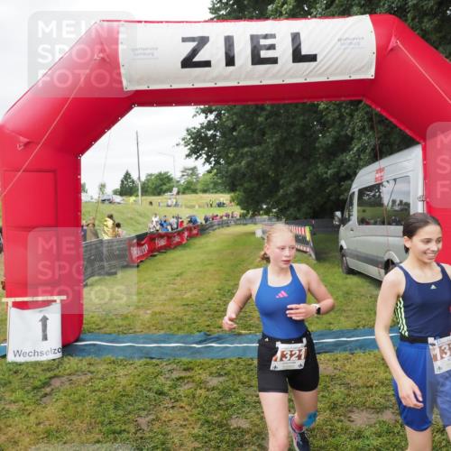 21.06.2025 - 27. Vierlanden-Triathlon MichiJ http://msf.ph/oto/8051576 15.06.2026 15:28:57 Ziel 1321, 1326, 1358 meine-sportfotos.de