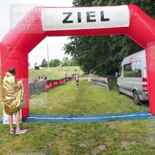 21.06.2025 - 27. Vierlanden-Triathlon MichiJ http://msf.ph/oto/8051577 15.06.2026 15:30:24 Ziel 1351 meine-sportfotos.de