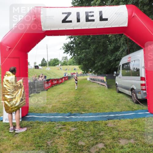 21.06.2025 - 27. Vierlanden-Triathlon MichiJ http://msf.ph/oto/8051578 15.06.2026 15:30:24 Ziel 1351 meine-sportfotos.de