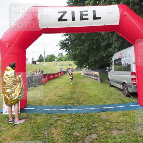 21.06.2025 - 27. Vierlanden-Triathlon MichiJ http://msf.ph/oto/8051579 15.06.2026 15:30:24 Ziel 1351 meine-sportfotos.de